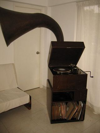 EXPERT Senior with record cabinet